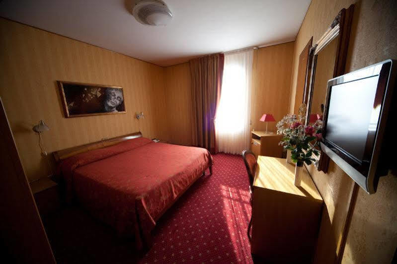 קסטיונה דלה פרסולאנה Hotel Sole מראה חיצוני תמונה